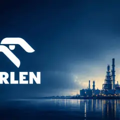 Logo Orlen i Cryps. na tle rafinerii. Orlen rekomendacje dla inwestorów.