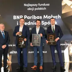 Trzech mężczyzn odbiera nagrody za fundusz BNP Paribas Małych i Średnich Spółek.