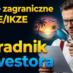 Doradca inwestora analizuje dokumenty, rozważając likwidację IKZE przed terminem. W tle tropikalna plaża i samolot.