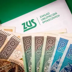 ZUS i polskie banknoty. Tabela przejścia na emeryturę wg nowych zasad może być kluczowa dla przyszłości finansowej.