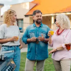 Rodzina przy grillu, dyskutuje o tym, na co Polacy wydają najwięcej pieniędzy: jedzenie, napoje i wspólne chwile.