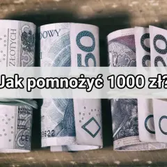 Zrolowane banknoty 100 zł i 50 zł na drewnianym tle. Pytanie brzmi: "Jak pomnożyć 1000 zł?".