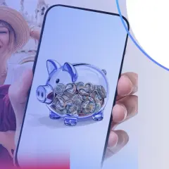 Szczęśliwa para na tle Wenecji, trzymająca smartfon z skarbonką pełną monet. PKO Bank Polski wspiera Twoje marzenia.