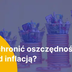 Jak chronić pieniądze przed inflacją? Stosy monet z koszykami zakupowymi symbolizują wzrost cen.