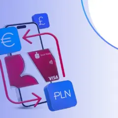Chcesz wiedzieć, jak założyć konto walutowe w PKO? Grafika pokazuje telefon z kartą PKO i symbolami walut (EUR, GBP, PLN), sugerując łatwe zarządzanie finansami.