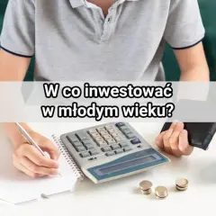Młoda osoba planuje przyszłość, zastanawiając się, w co inwestować w młodym wieku. Na stole kalkulator, notatnik, monety i skarbonka.