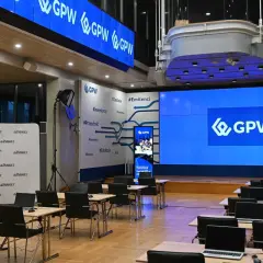 Sala konferencyjna z logo GPW, przygotowana do spotkania o akcjach. WIG20 akcje.