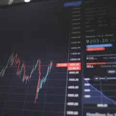 Wykres świecowy pokazuje kurs bumech Bitcoina (BTCUSD) na poziomie 9203.20. Widać też dane o dziennym zakresie i przyciski "SELL" i "BUY".