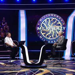 Oszczędny milioner siedzi na krześle w studiu telewizyjnym, gotowy do gry.