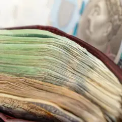 Stos banknotów w portfelu. Ile jest pieniędzy w Polsce? Tego nie wiemy, ale na pewno sporo!