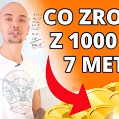 Jak inwestować pieniądze? Mężczyzna z tablicą wyjaśnia 7 metod na pomnożenie 1000 zł. Złote monety symbolizują zysk.