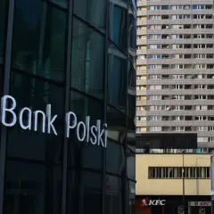 Logo PKO Bank Polski na szklanej fasadzie. W tle blok mieszkalny i KFC. PKO BP rekomendacje.