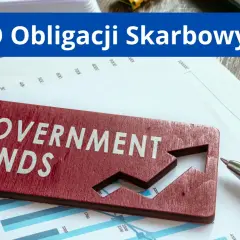 PKO Obligacji Skarbowych. Czerwona tabliczka "GOVERNMENT BONDS" z rosnącą strzałką na wykresie. Sprawdź oprocentowanie PKO BP.