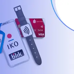 Konto za zero PKO BP: sprawdź warunki. Smartfon z aplikacją IKO, karta Visa i smartwatch symbolizują wygodne płatności.