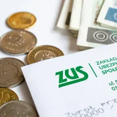 Złotówki i dokument ZUS. Czy można iść na wcześniejszą emeryturę, zależy od zgromadzonych środków i przepisów.