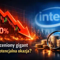 Spadający wykres, logo Intel i stosy monet pod lupą. Czy to okazja inwestycyjna? Intel kurs.