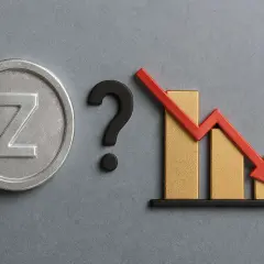 Moneta z literą "Z" obok znaku zapytania i wykresu ze spadkową czerwoną strzałką. Czy inwestycja w srebro przyniesie zysk?