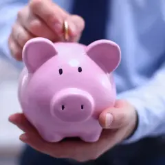 Różowa świnka-skarbonka, do której wrzucana jest moneta. Czy na giełdzie można stracić więcej niż się zainwestowało? To pytanie nurtuje wielu inwestorów.