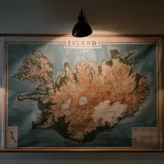 Mapa Islandii, marzenie o emeryturze po ilu latach? Podświetlona lampami, zachęca do planowania podróży.