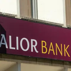 Alior Bank - sprawdź nasze rekomendacje finansowe. Elegancki znak banku z wizerunkiem głowy.