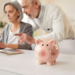 Para, planując jaka emerytura po 20 latach pracy, analizuje finanse przy skarbonce.