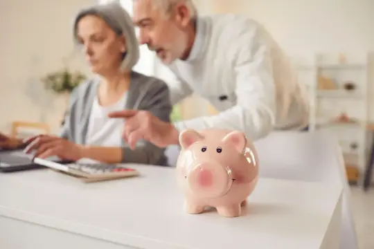 Para, planując jaka emerytura po 20 latach pracy, analizuje finanse przy skarbonce.