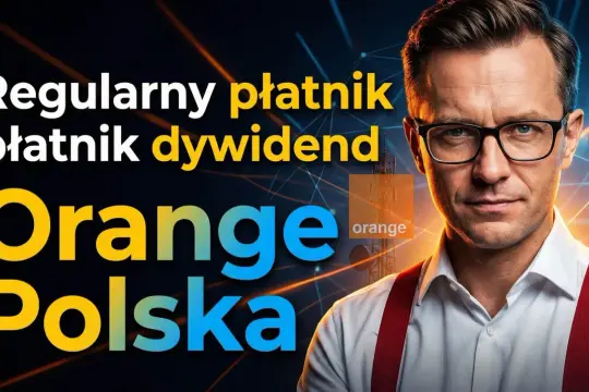 Regularny płatnik dywidend Orange Polska. Mężczyzna w okularach i czerwonych szelkach na tle masztów telekomunikacyjnych.