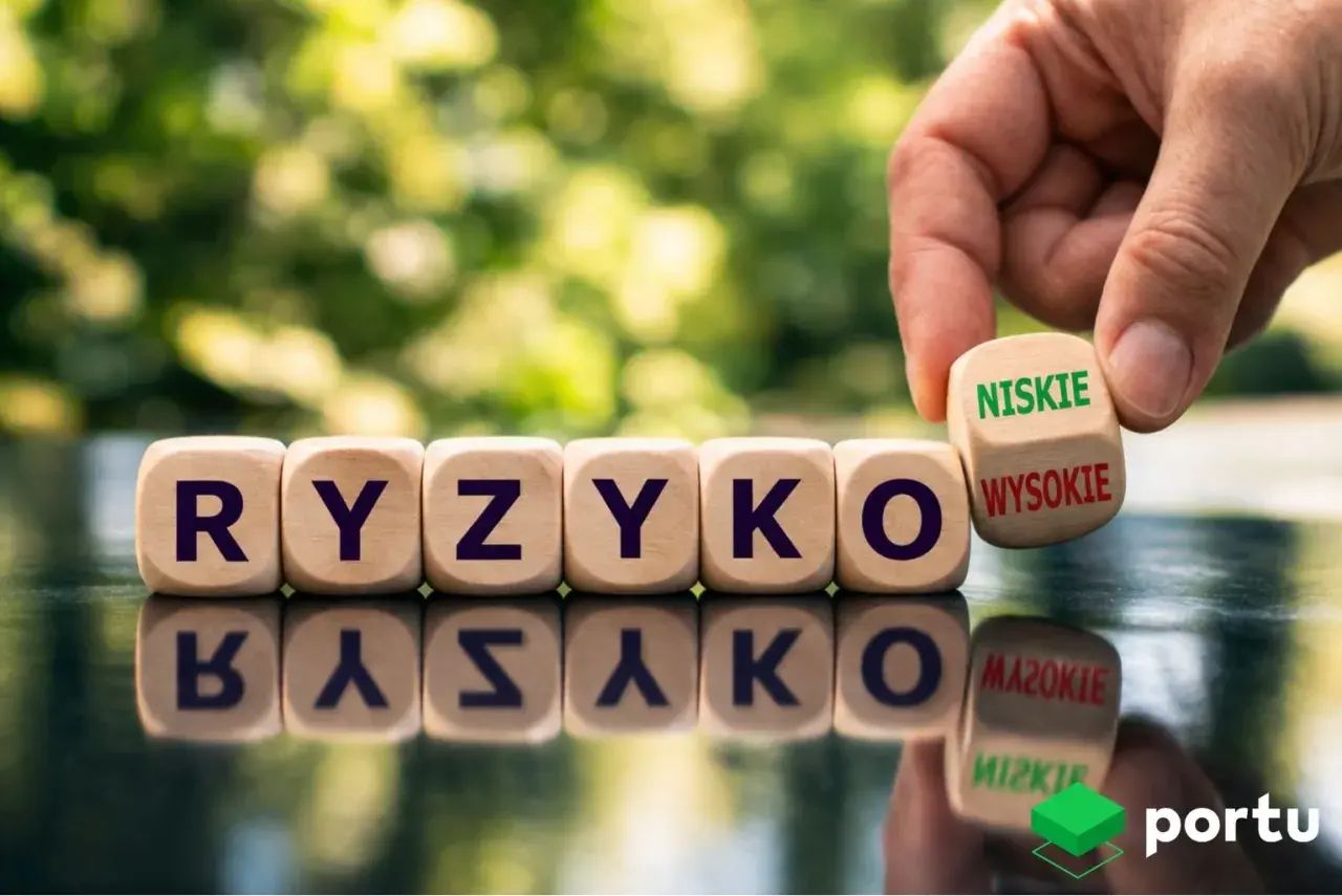 Kostki z napisem "RYZYKO" i kostka z wyborem "NISKIE" lub "WYSOKIE" symbolizują bezpieczne inwestowanie na giełdzie.