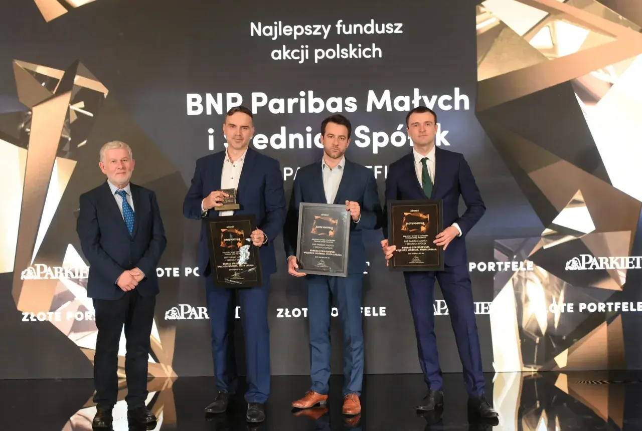 Trzech mężczyzn odbiera nagrody za fundusz BNP Paribas Małych i Średnich Spółek.