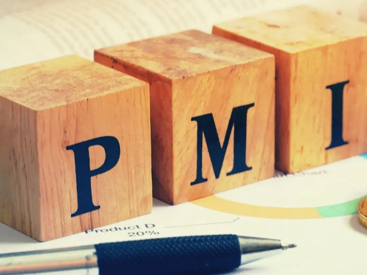 Drewniane klocki z literami P, M, I. Czy to jest PMI, czyli wskaźnik aktywności gospodarczej? Obok długopis i wykres.