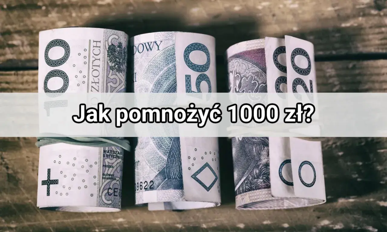 Zrolowane banknoty 100 zł i 50 zł na drewnianym tle. Pytanie brzmi: "Jak pomnożyć 1000 zł?".