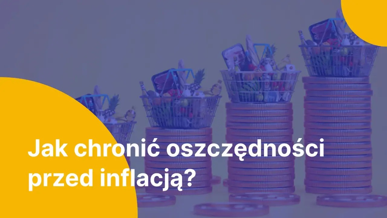 Jak chronić pieniądze przed inflacją? Stosy monet z koszykami zakupowymi symbolizują wzrost cen.