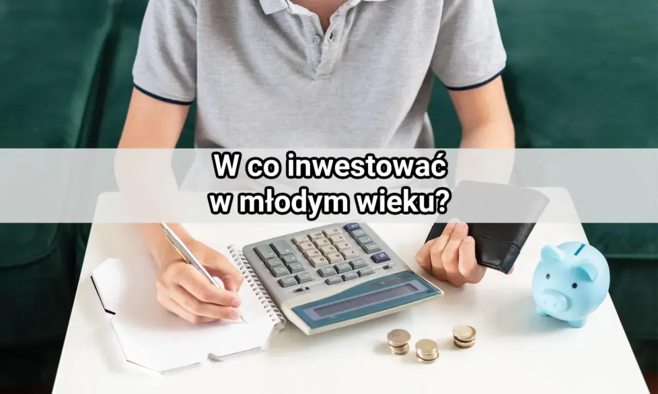 Młoda osoba planuje przyszłość, zastanawiając się, w co inwestować w młodym wieku. Na stole kalkulator, notatnik, monety i skarbonka.