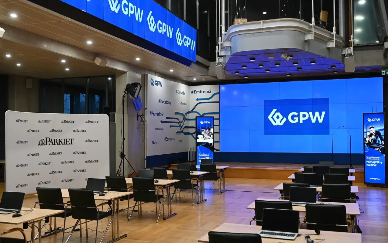 Sala konferencyjna z logo GPW, przygotowana do spotkania o akcjach. WIG20 akcje.