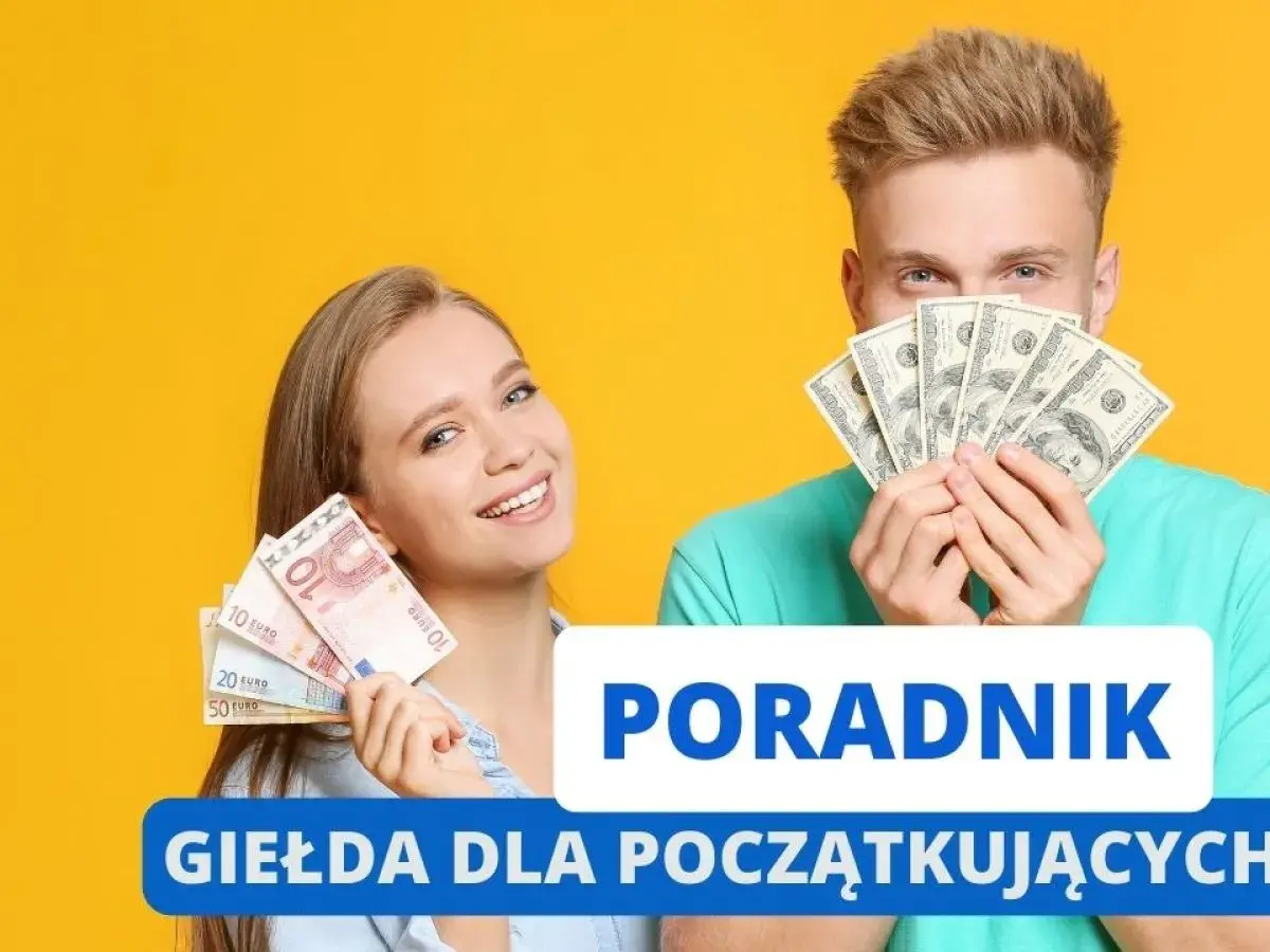 Uśmiechnięta para z pieniędzmi. Poradnik: giełda dla bardzo początkujących. Jak zacząć inwestować i pomnażać kapitał.
