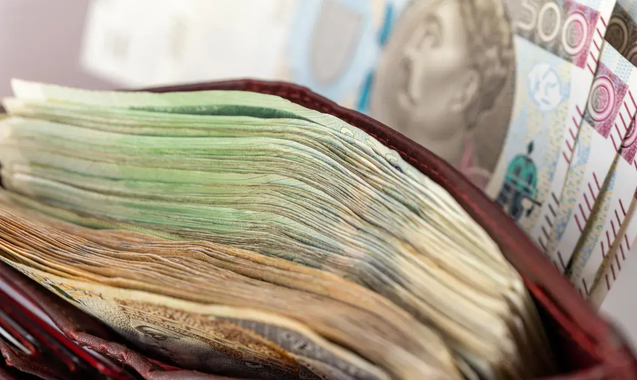 Stos banknotów w portfelu. Ile jest pieniędzy w Polsce? Tego nie wiemy, ale na pewno sporo!