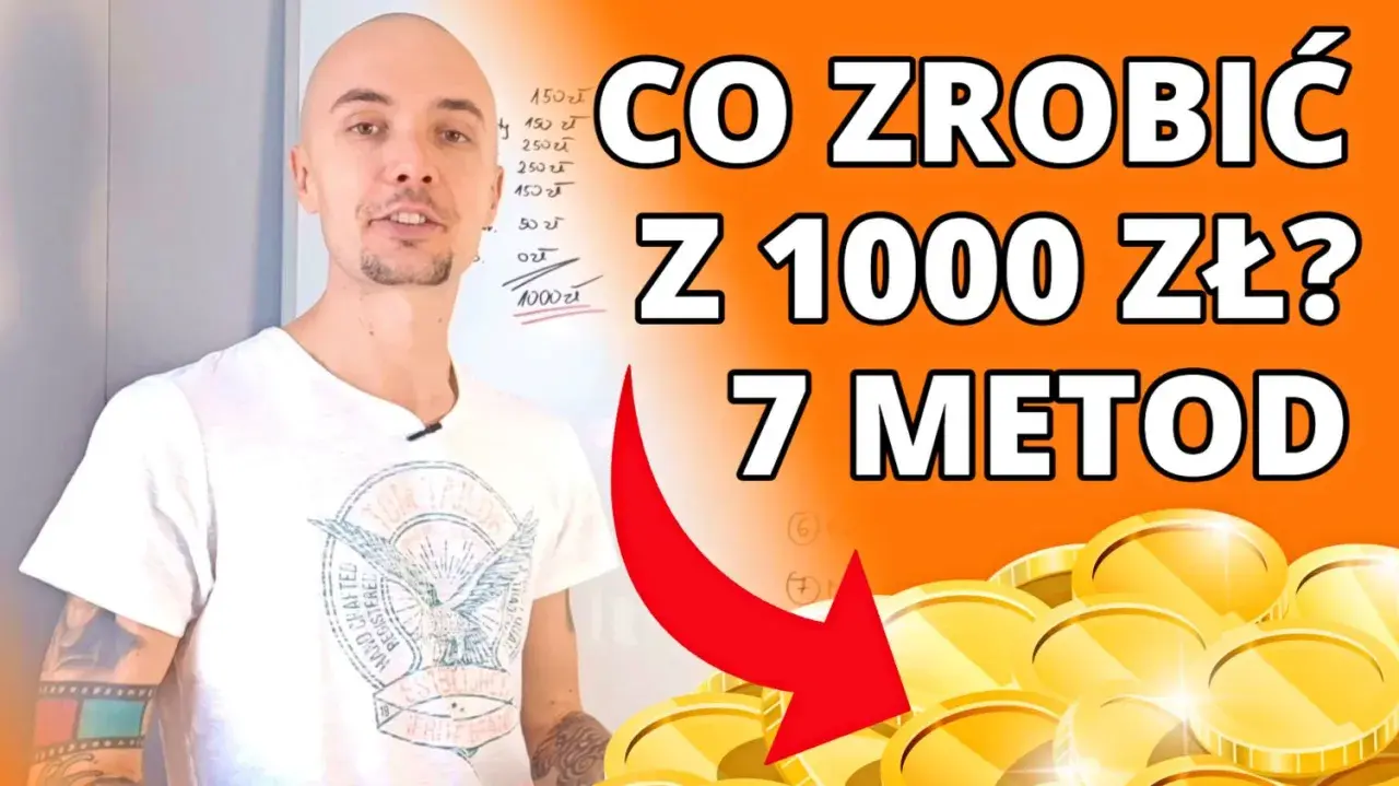 Jak inwestować pieniądze? Mężczyzna z tablicą wyjaśnia 7 metod na pomnożenie 1000 zł. Złote monety symbolizują zysk.