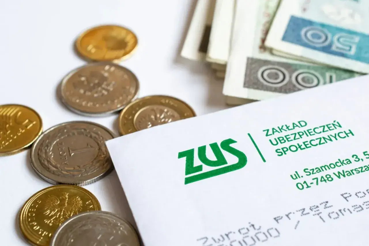 Złotówki i dokument ZUS. Czy można iść na wcześniejszą emeryturę, zależy od zgromadzonych środków i przepisów.