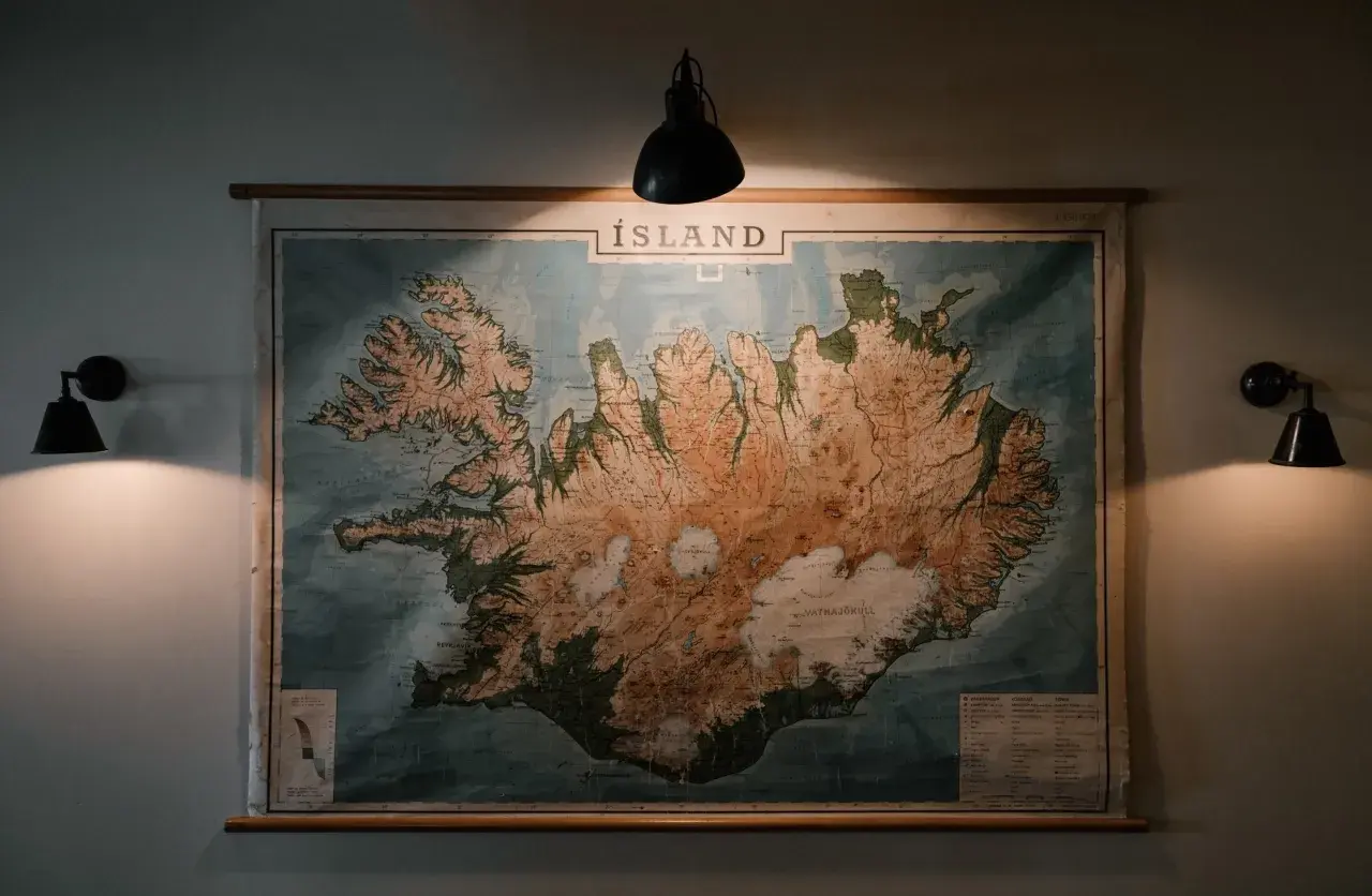 Mapa Islandii, marzenie o emeryturze po ilu latach? Podświetlona lampami, zachęca do planowania podróży.