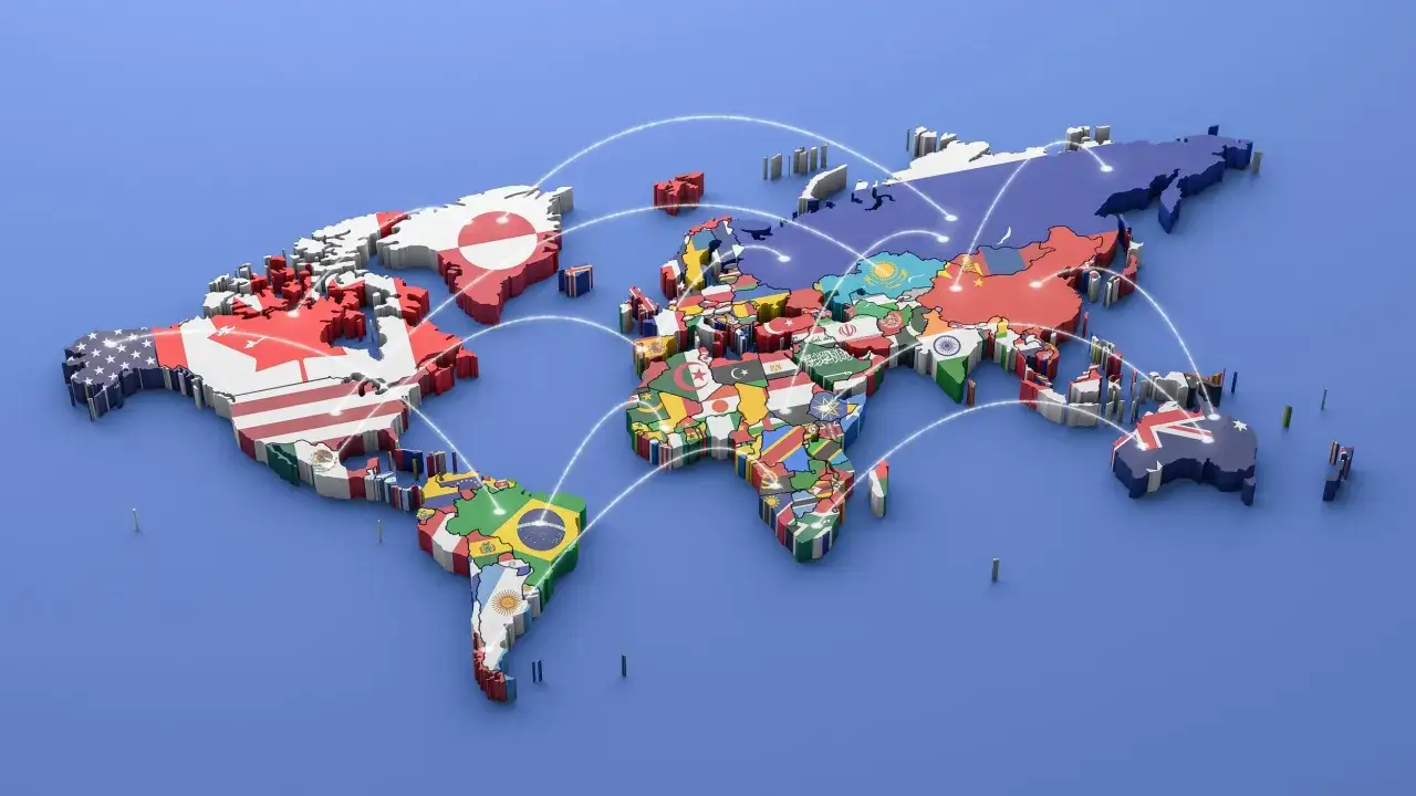 Mapa świata z flagami narodowymi i połączeniami. Widać USA, Kanadę, Brazylię, Europę, Azję, Australię. Ilustruje globalne powiązania, ale też skłonność do inwestowania w znane rynki, czyli home bias.